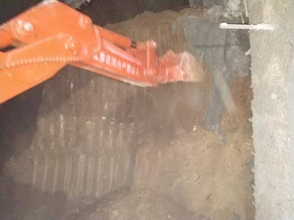 襄陽卓力扒渣機與中鐵集團上海局鼎力合作，被給予極大好評！